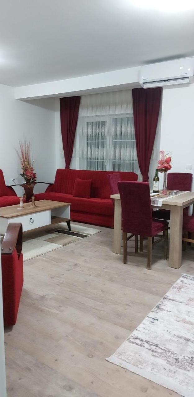 White Apartments Kosovo Polje Bilik gambar